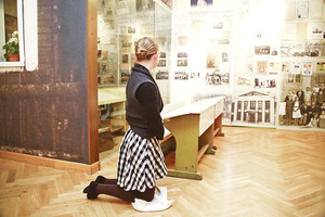 Muziejuose lankytojai klūpo ant žirnių, tampa klounais ir ieško lobio