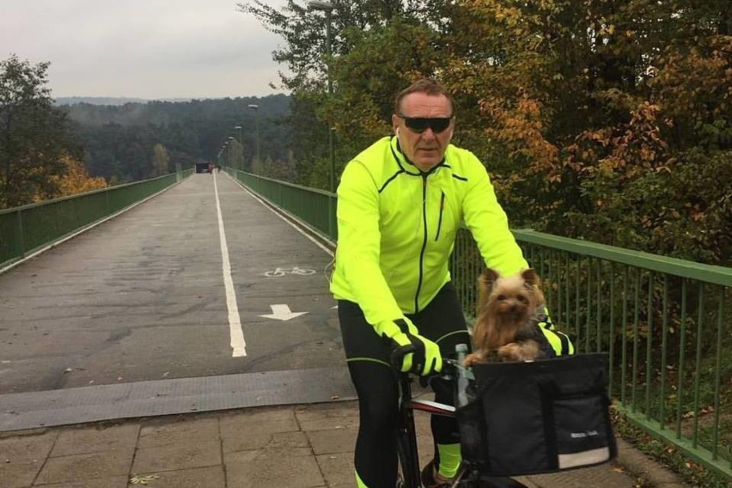 Apniukę orai netrukdo Tautvydui Barščiui sportuoti lauke kartu su šunimi.