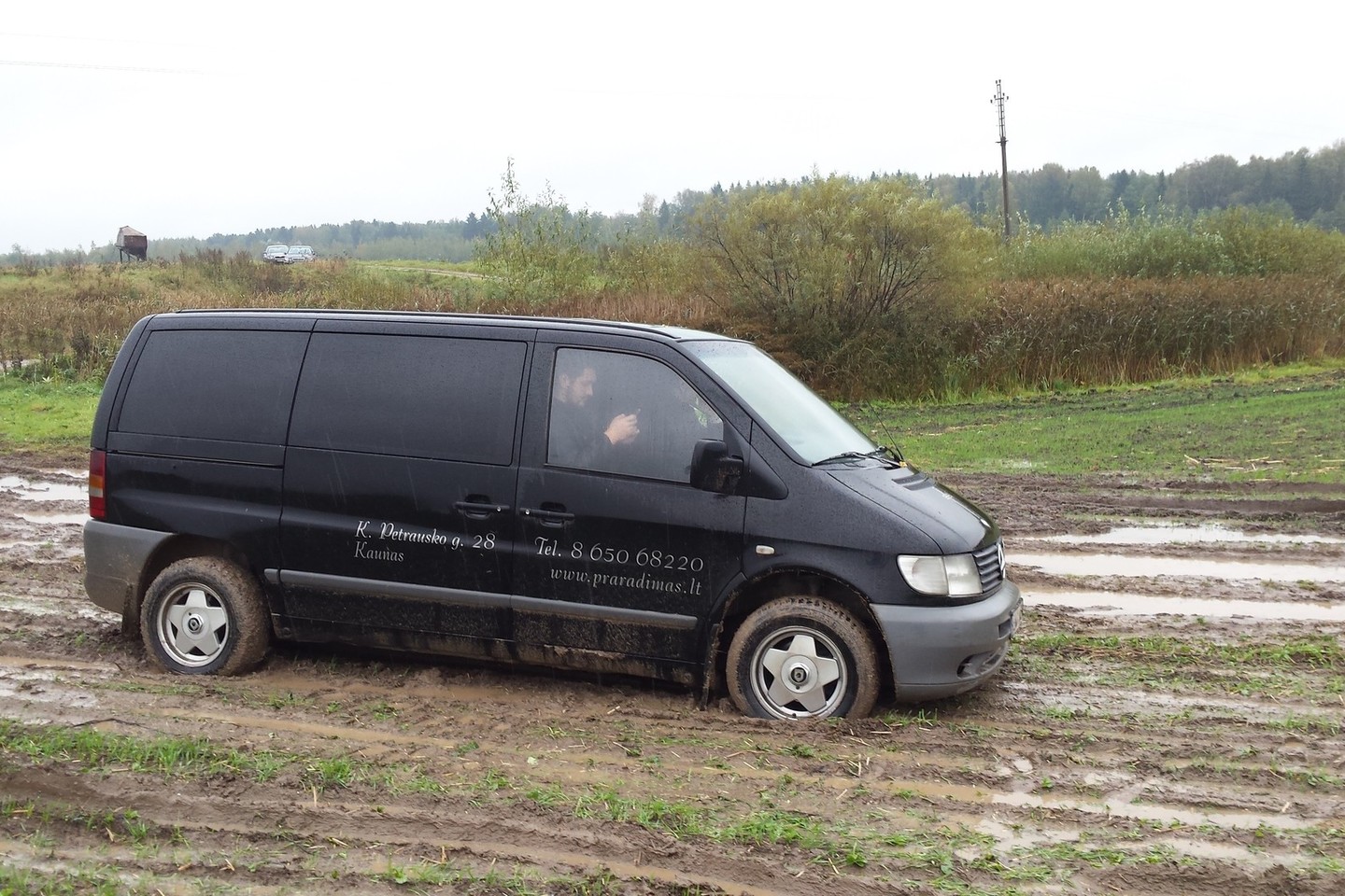 Pensininkų pora buvo užpulta nuošalioje vietovėje, prie kurios sunku privažiuoti. Sekmadienį kelyje per lietų įklimpo katafalkas, atvykęs paimti nužudytos moters kūno.