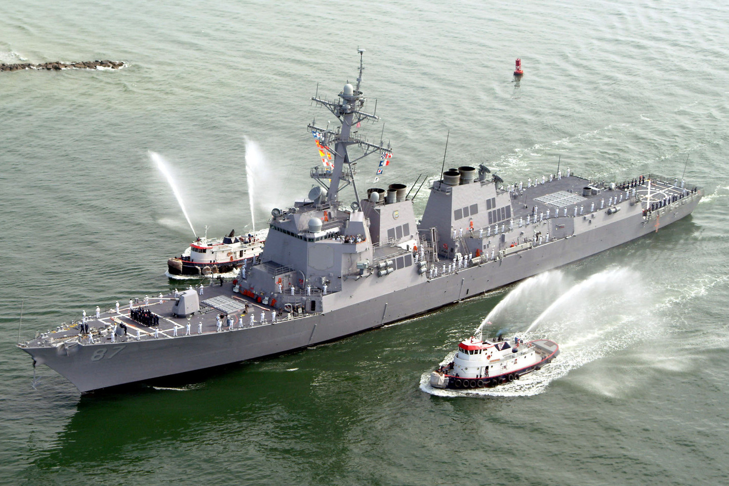 „USS Mason“ tuo metu „vykdė įprastines operacijas tarptautiniuose vandenyse“
