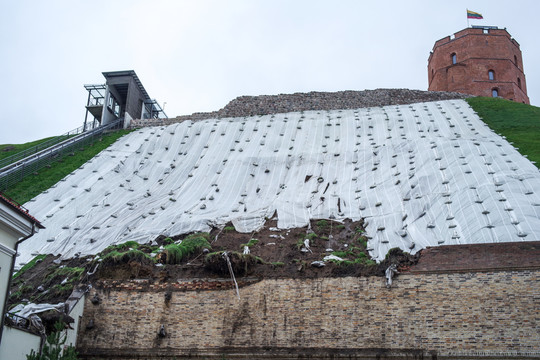 Gedimino kalnas griūva toliau: grunto neišlaikė apsauginė tvora