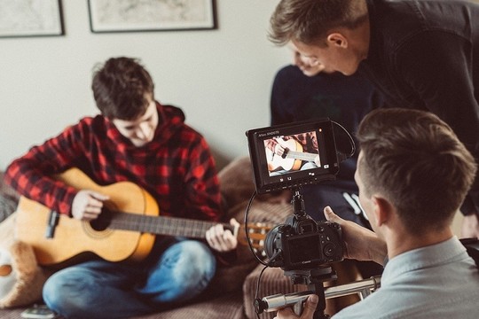 „X Faktoriaus“ žvaigždė Aleksas tiesia pagalbos ranką likimo broliui