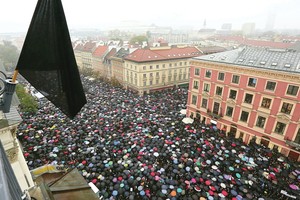 Istorinis Lenkijos moterų pasiekimas: milijonai protestuotojų privertė valdžią apsigalvoti