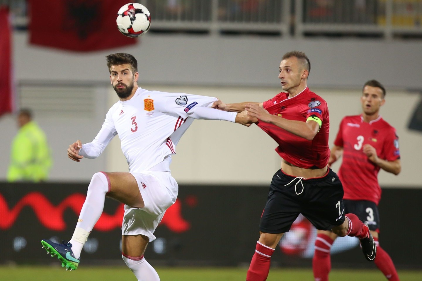 G.Pique (kairėje) pareiškė, kad po pasaulio futbolo čempionato paliks Ispanijos rinktinę.