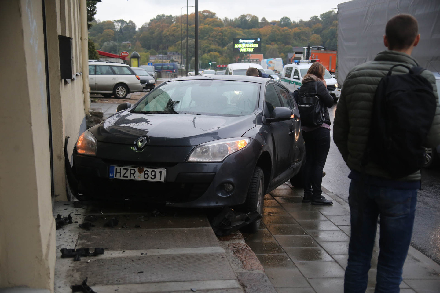 Kaune lengvasis automobilis atsitrenkė į pastato sieną.