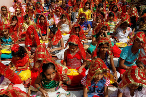 Pasaulyje daugėja nepilnamečių mergaičių, kurios ištekinamos per prievartą