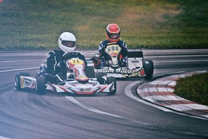 4 valandų kartingo lenktynės tapo išbandymų žmonėms ir technikai