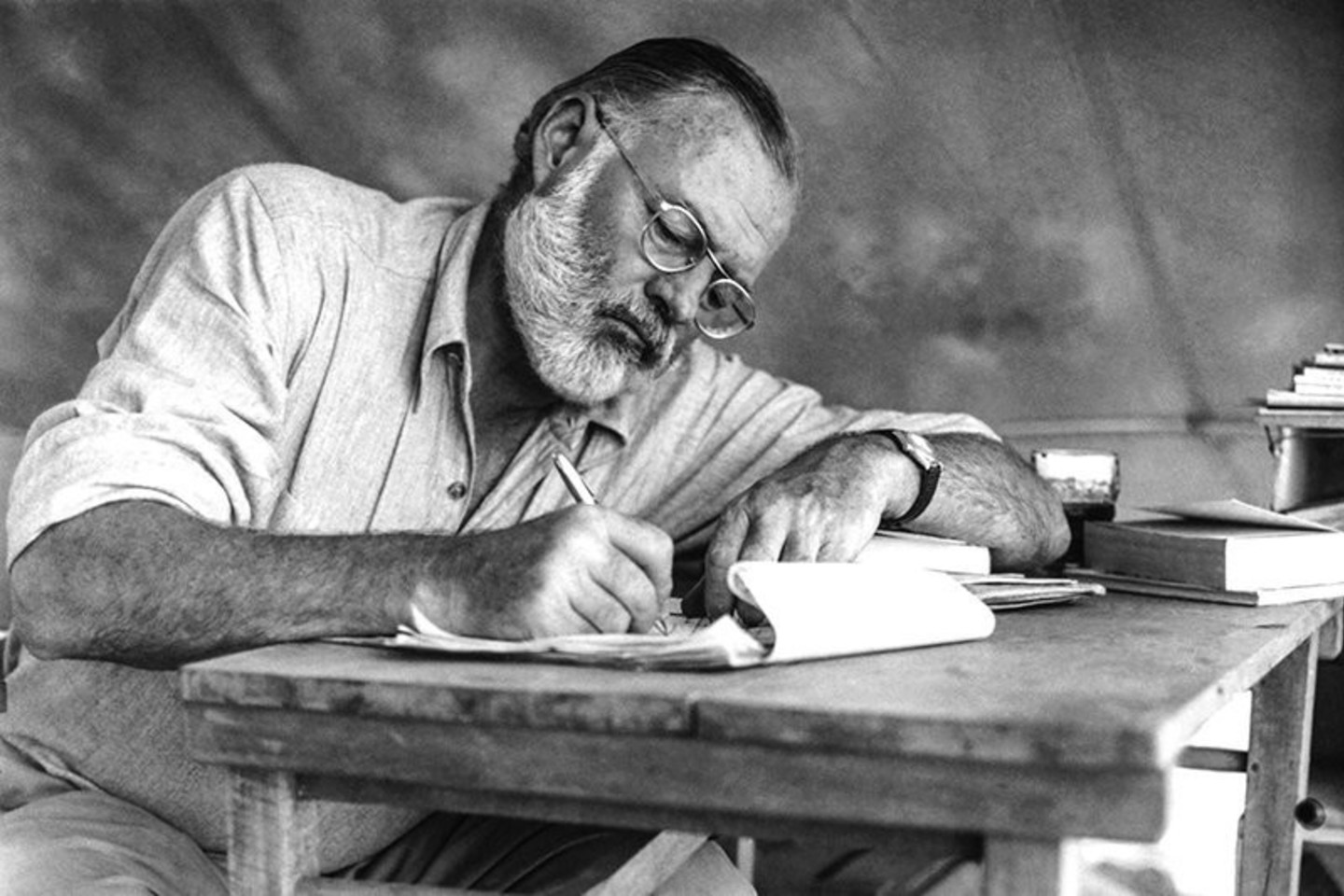 E.Hemingway‘us – vienas iš devynių laureatų, kuriems Nobelio literatūros premija skirta už konkretų kūrinį – apysaką „Senis ir jūra“.