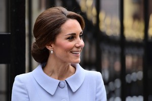 Pirmai savarankiškai kelionei į užsienį Catherine papuošė karalienė