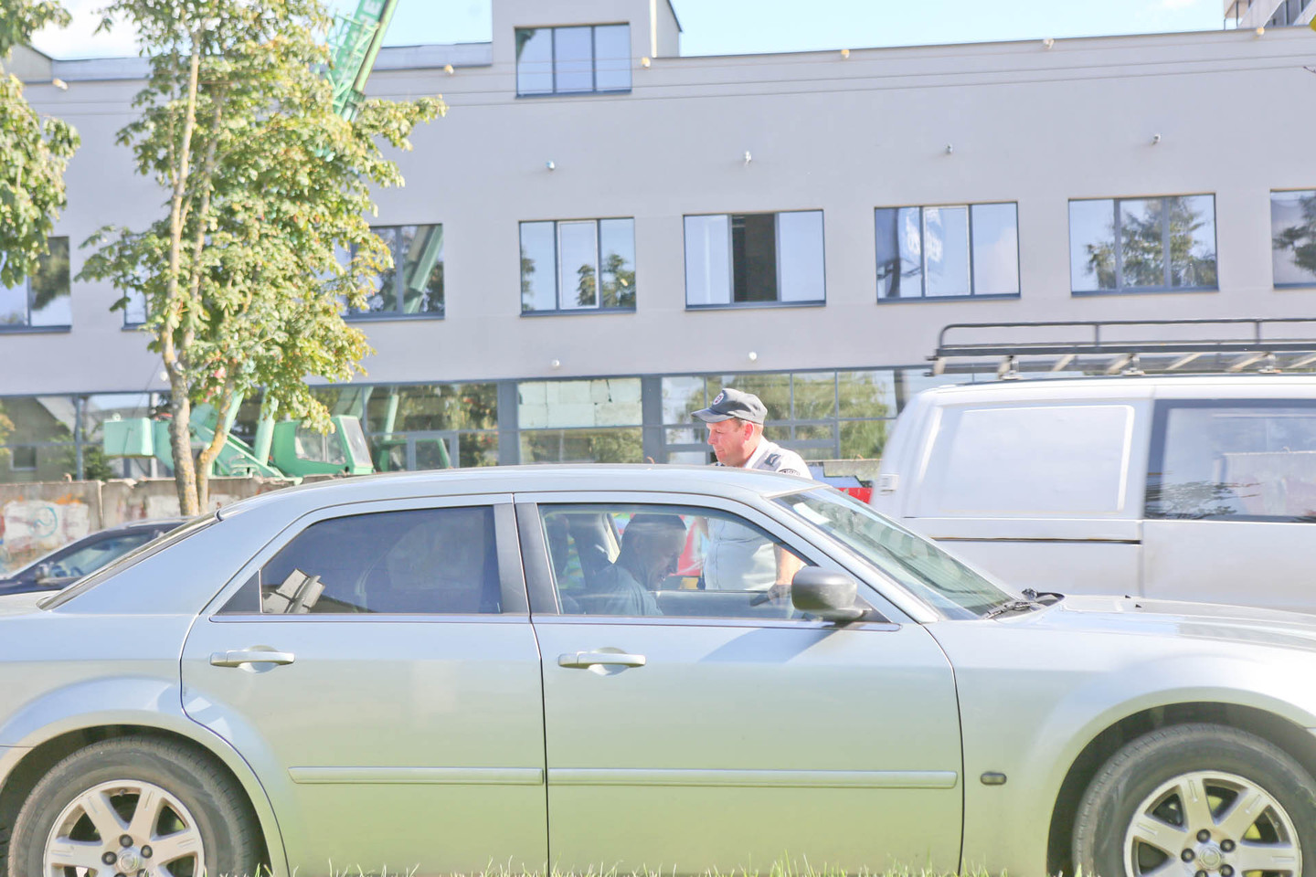 Kauno apygardos prokuratūros prokuroras O.Vasiliauskas tvirtino, jog ant jo automobilio „Chrysler“ galinės sėdynės buvo sergantis žmogus, todėl jam leista važiuoti toliau, nepildant baudos protokolo. Ar ką nors įžiūrite?