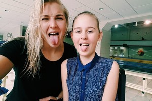 Rūta Meilutytė kviečia padėti vaikščioti negalinčiai mergaitei