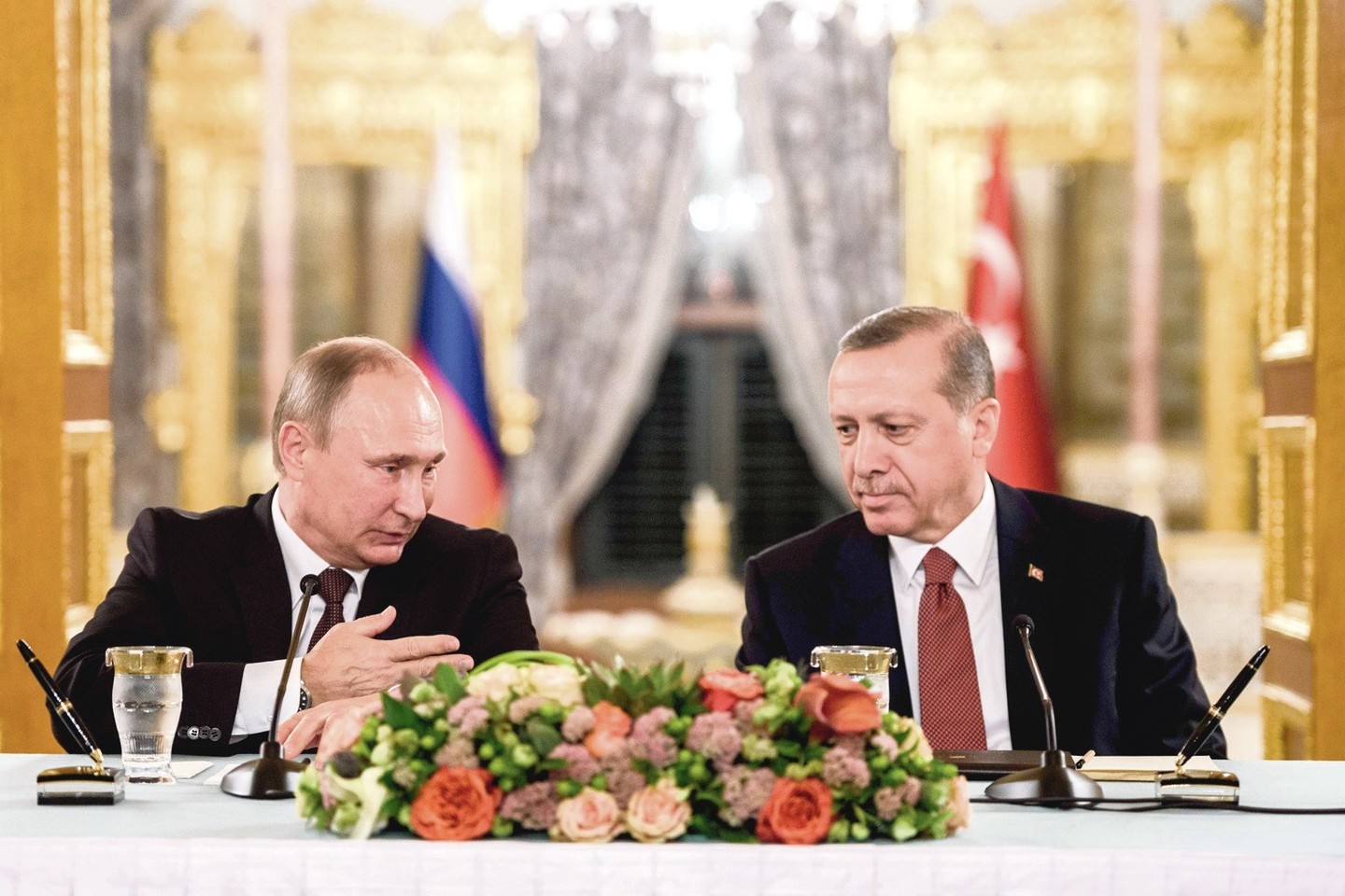 Rusijos prezidentas V.Putinas (kairėje) pirmadienį Stambule susitiko su R.T.Erdoganu ir aptarė dujotiekio tiesimą.