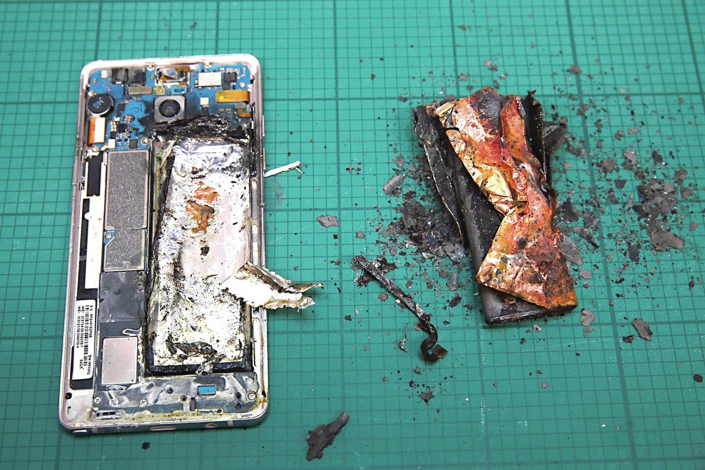 „Samsung“ telefonai „Galaxy Note 7“ pastaruoju metu pleškėjo visame pasaulyje. Manyta, kad kaltos jų baterijos, bet ir jas pakeitus problema išliko.<br>„Reuters“/„Scanpix“ nuotr.