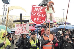 Valdantieji lenda į vadovėlių puslapius: Lenkijoje dar viena protestų banga