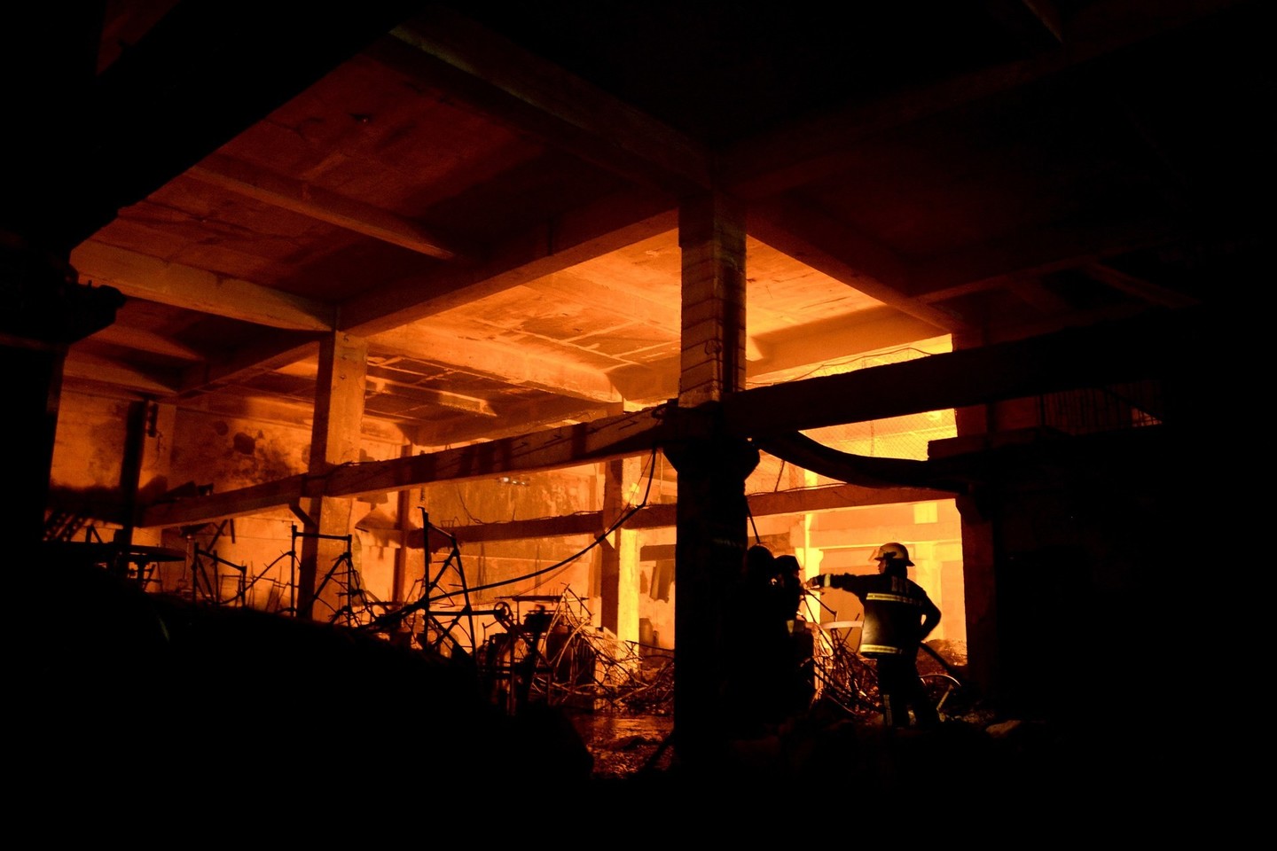 Filipinuose sudegė virtinė fejerverkų parduotuvių.<br>AFP/“Scanpix“ asociatyvioji nuotr.