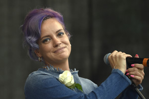 Dainininkė Lily Allen Prancūzijos Kalė uoste atsiprašė pabėgėlių