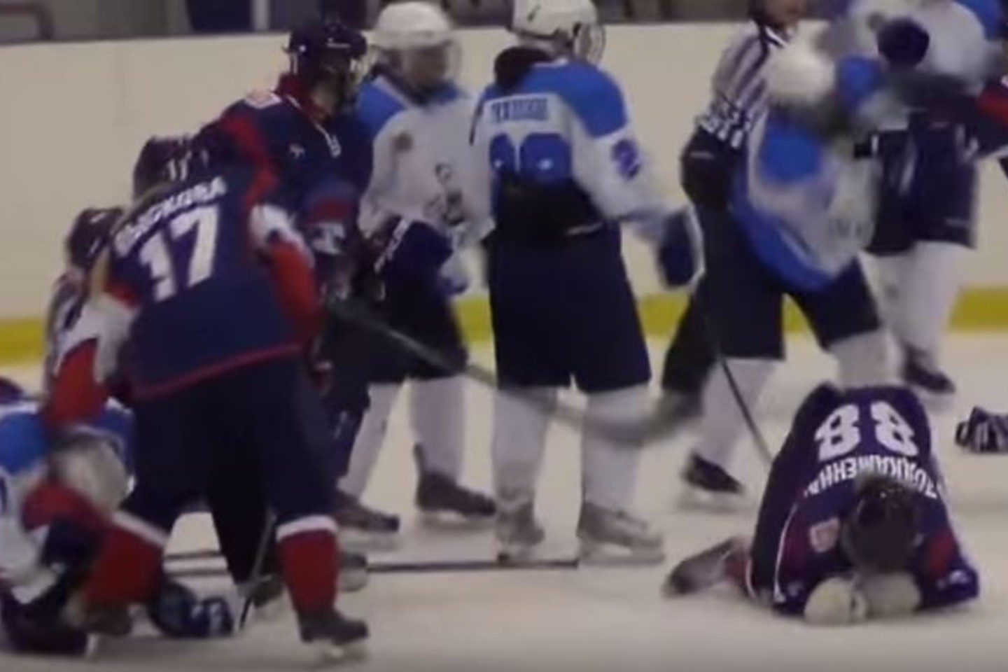Rusijos moterų ledo ritulio čempionate – rimtos muštynės