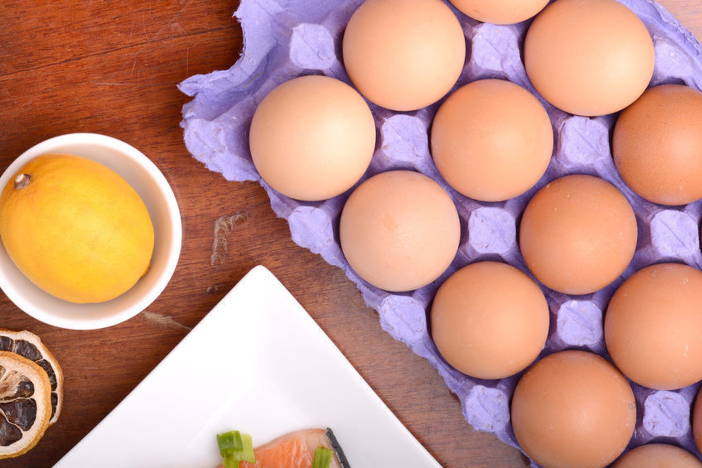 Jeigu virdami kiaušinius nepamiršite ir citrinos, juos lengviau nulupsite.<br>123rf nuotr.