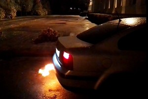 Ugnimi besispjaudantis lietuvio „Passat“ sudomino vairuotojus: kaip gelbėti?