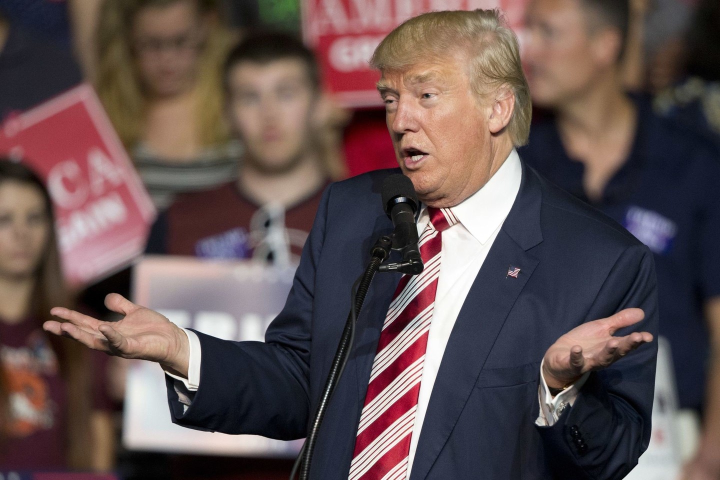 D.Trumpo neapleidžia skandalai.
