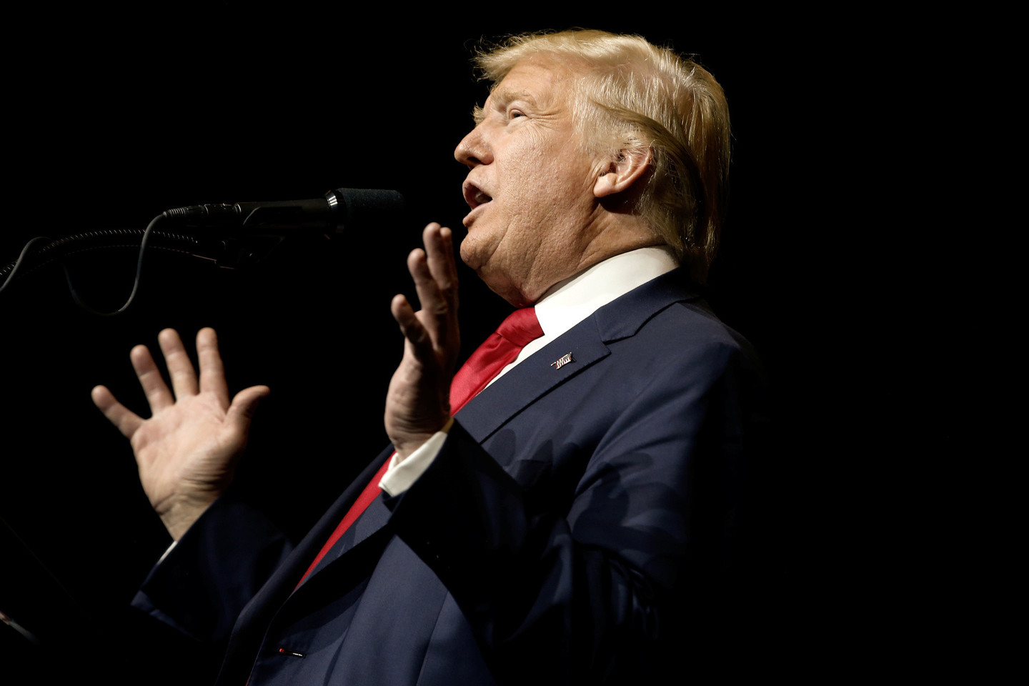 Naujai paskelbti kaltinimai, esą Donaldas Trumpas grabaliojo ar kitaip neprideramai elgėsi su moterimis, trečiadienį supurtė jo rinkimų kampaniją.