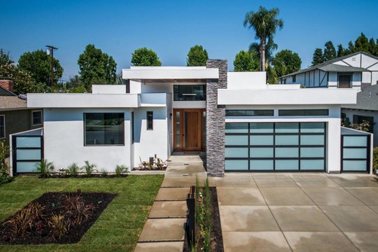 Prabangaus 300 kv. m namo naujoji šeimininkė – aštuoniolikmetė