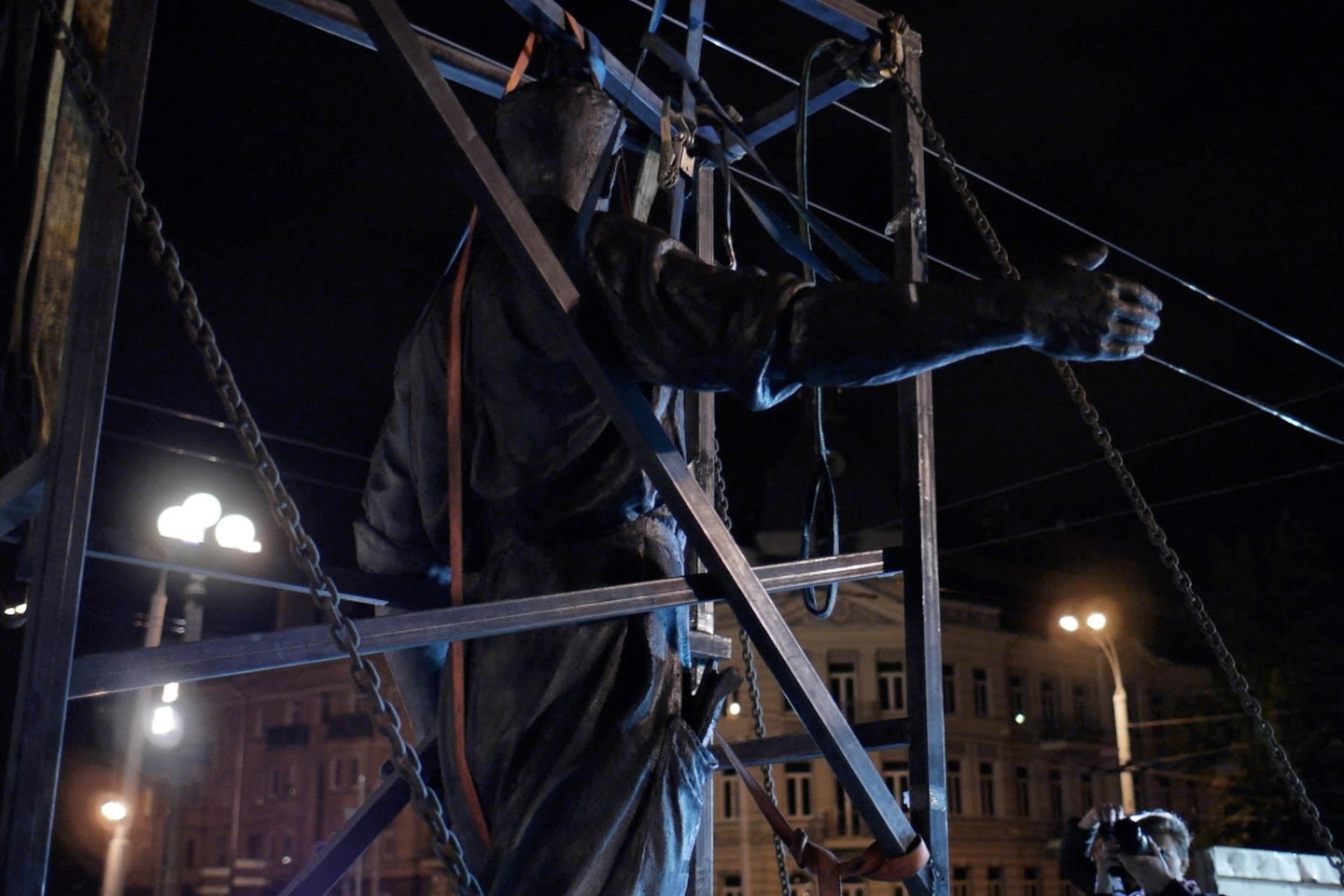 Naujame Deimanto Narkevičiaus filme „2015 liepos 20-oji“ naudojant 3D technologiją buvo nufilmuotas aštuonių, 1952 metais pastatytų sovietinių socrealizmo stiliaus skulptūrų nuėmimas nuo Žaliojo tilto Vilniaus centre.