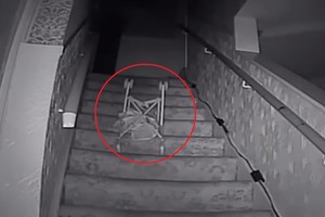 Apsėstame name ant laiptų naktį nufilmuotas šiurpus reiškinys