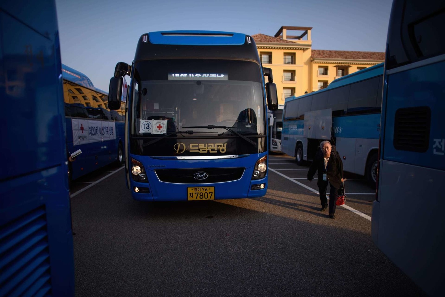Pietų Korėjoje turistų autobusas pateko į avariją.