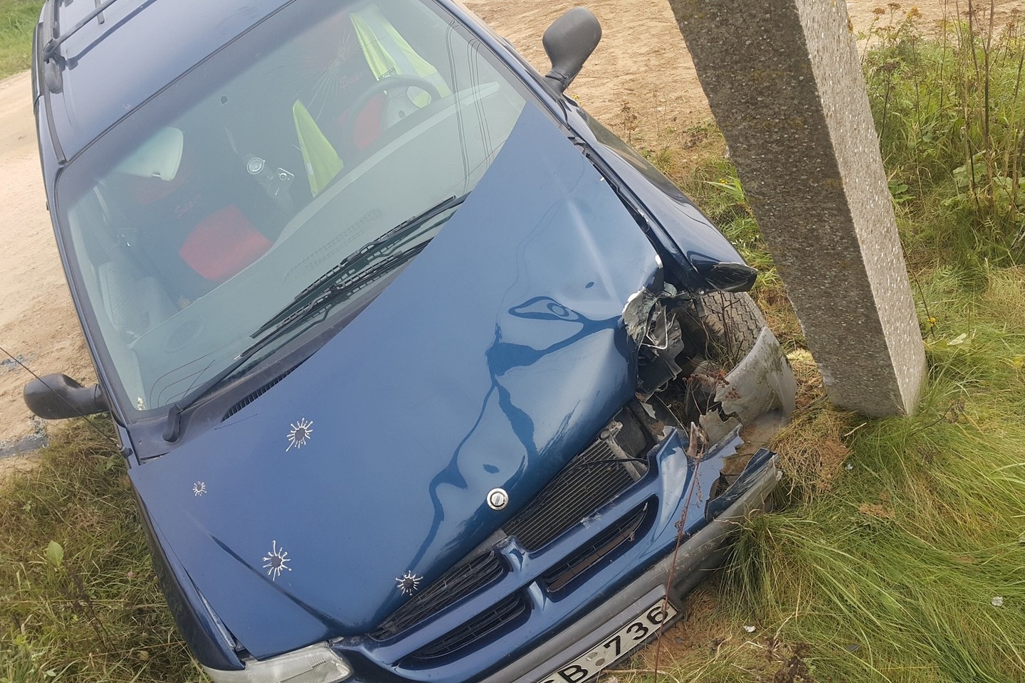Per avariją niekas nenukentėjo, bet automobilis stipriai apgadintas.