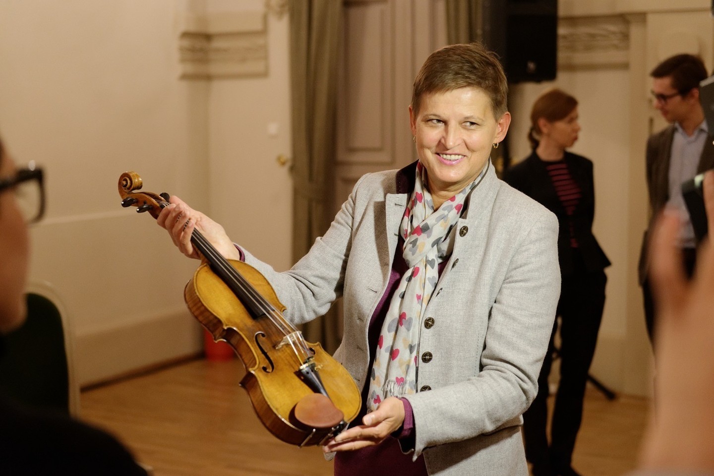 Tarptautinio „Mozarteum“ fondo W.A.Mozarto muziejų ir archyvų skyriaus vadovė G.Ramsauer neišleidžia istorinio smuiko iš akių.