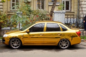 Rusai iš proto kraustosi savaip: gatvėse rieda auksinės „Lados“