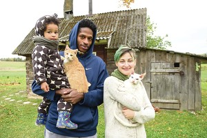 Aukštaitijos kaimo gyventojai šnairuoja į juodaodį kaimyną