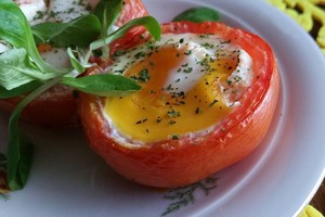 Pomidore keptas kiaušinis: skanu, gražu ir kiek kitaip