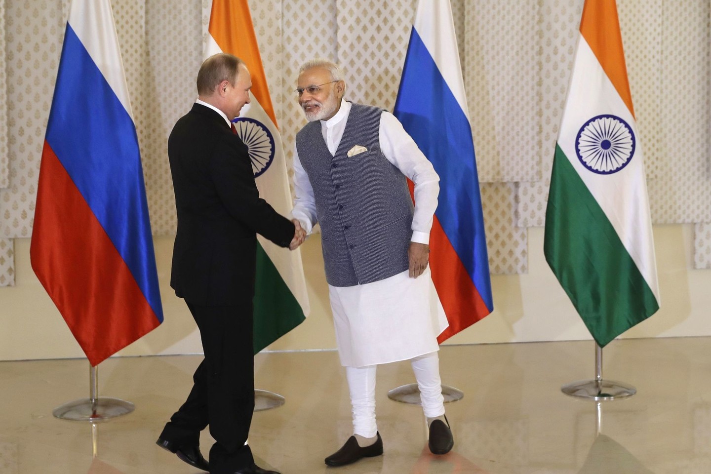 Rusijos prezidentas Vladimiras Putinas (kairėje) ir Indijos premjeras Narendra Modi (dešinėje) šeštadienį skelbė pasirašantys sutarčių energetikos ir gynybos srityje.<br>AP nuotr.