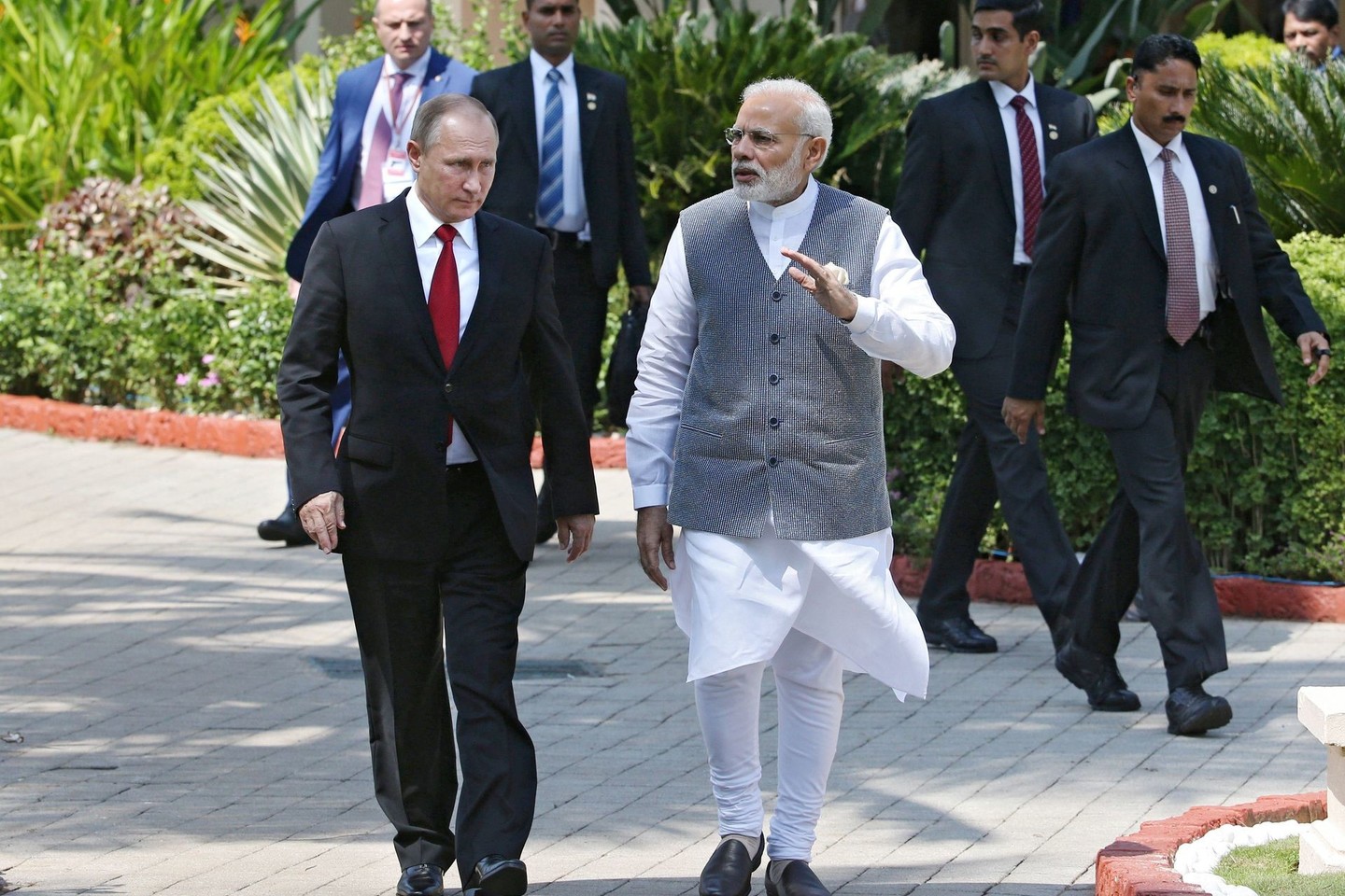 V.Putinas siekė užsitikrinti sutarčių su Indija, galinčių padėti atgaivinti recesijos slegiamą Rusijos ekonomiką.<br>AFP/ „Scanpix“ nuotr.