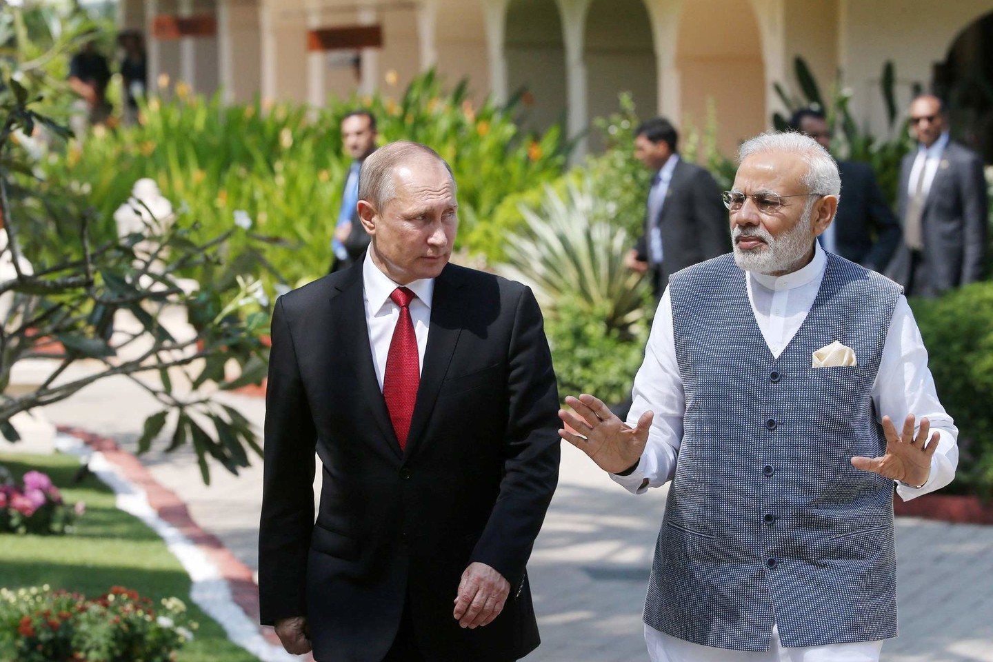 V.Putinas siekė užsitikrinti sutarčių su Indija, galinčių padėti atgaivinti recesijos slegiamą Rusijos ekonomiką.<br>AFP/ „Scanpix“ nuotr.