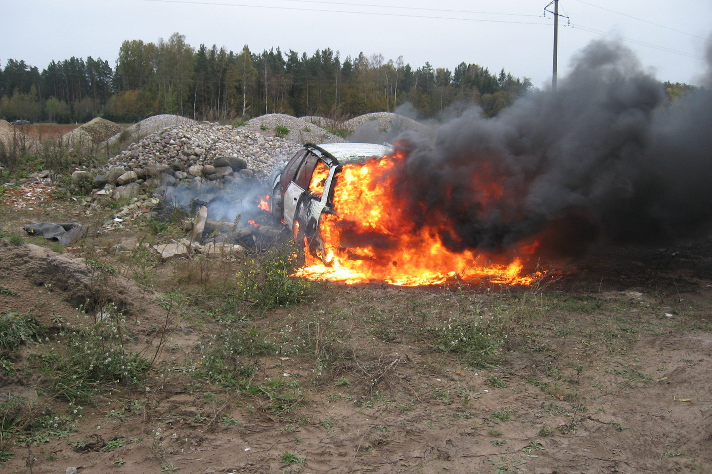 Automobilis „Audi A4“ sudegė visiškai.