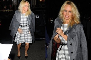 Trumpa Pamelos Anderson suknelė atidengė gumbuotus kelius