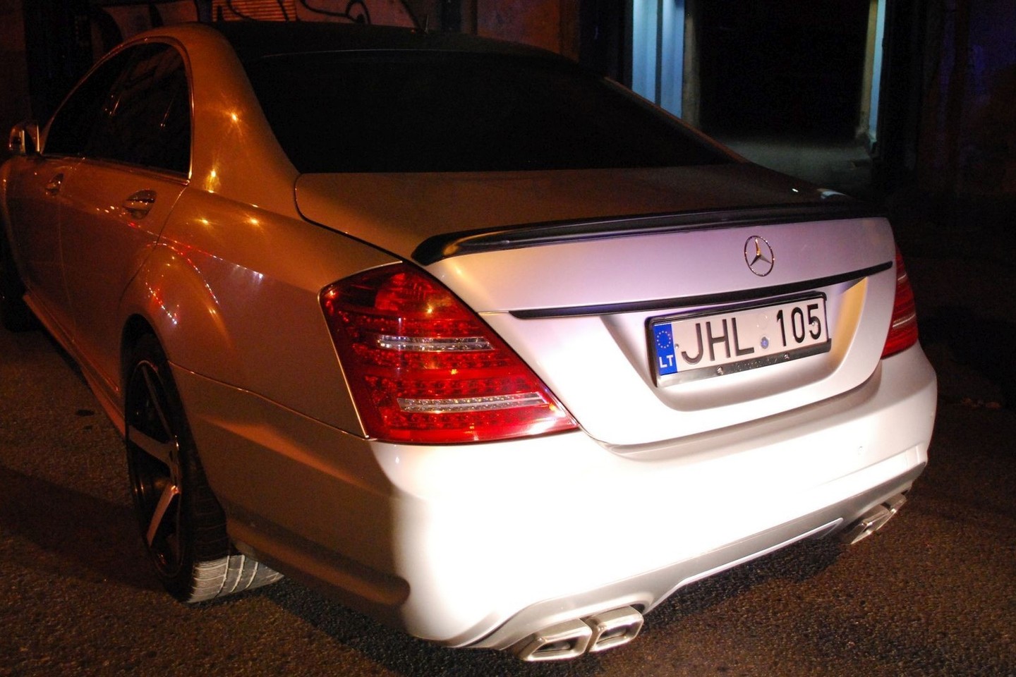 Palikęs S klasės „Mercedes-Benz“ prie įvažiavimo į vieną iš sostinės senamiesčio kiemų vairuotojas nubėgo slėptis.<br>S. Rinkevičiaus nuotr.