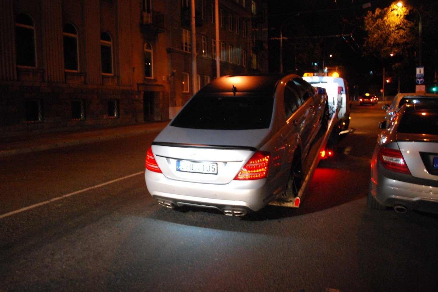 S klasės „Mercedes-Benz“ į policijos saugojimo aikštelę galiausiai išvežė techninės pagalbos sunkvežimis.<br>S. Rinkevičiaus nuotr.