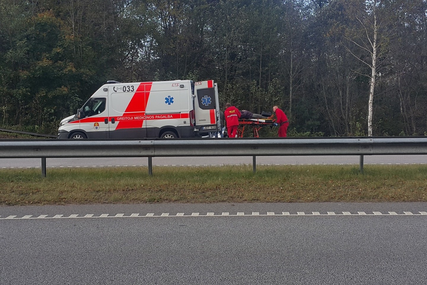 Buvo sužeista BMW vairuotoja ir keleivė.