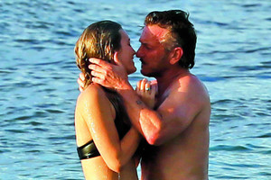 Seanas Pennas mėgaujasi 30 metų jaunesnės aktorės meile