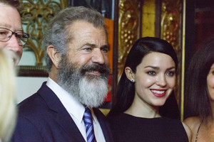 Pirmagimio besilaukianti Melo Gibsono mylimoji švyti iš džiaugsmo