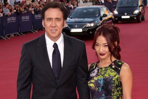 Aktorius moteris nuo savo kelio šluoja kaip Niagaros krioklys