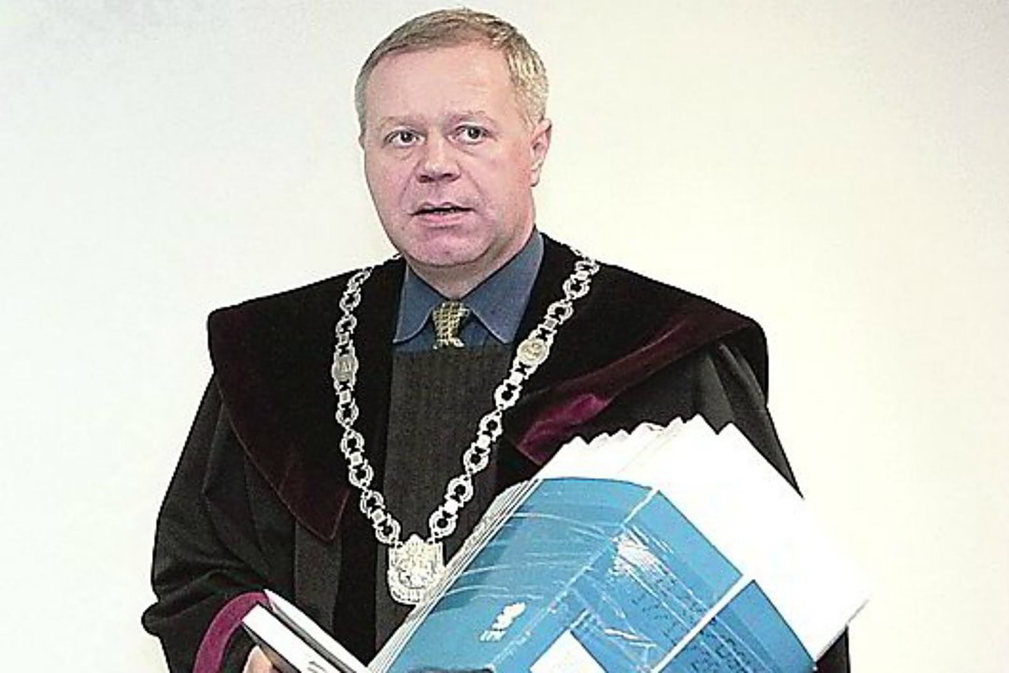 V.Paškevičiaus įgaliojimai sustabdyti, jis bylų nenagrinėja.