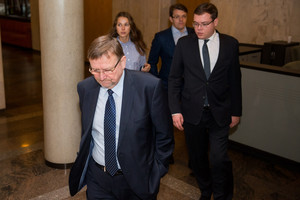 Į Vyriausybę atvyko J. Poželos artimieji: nutarė, kokios bus laidotuvės