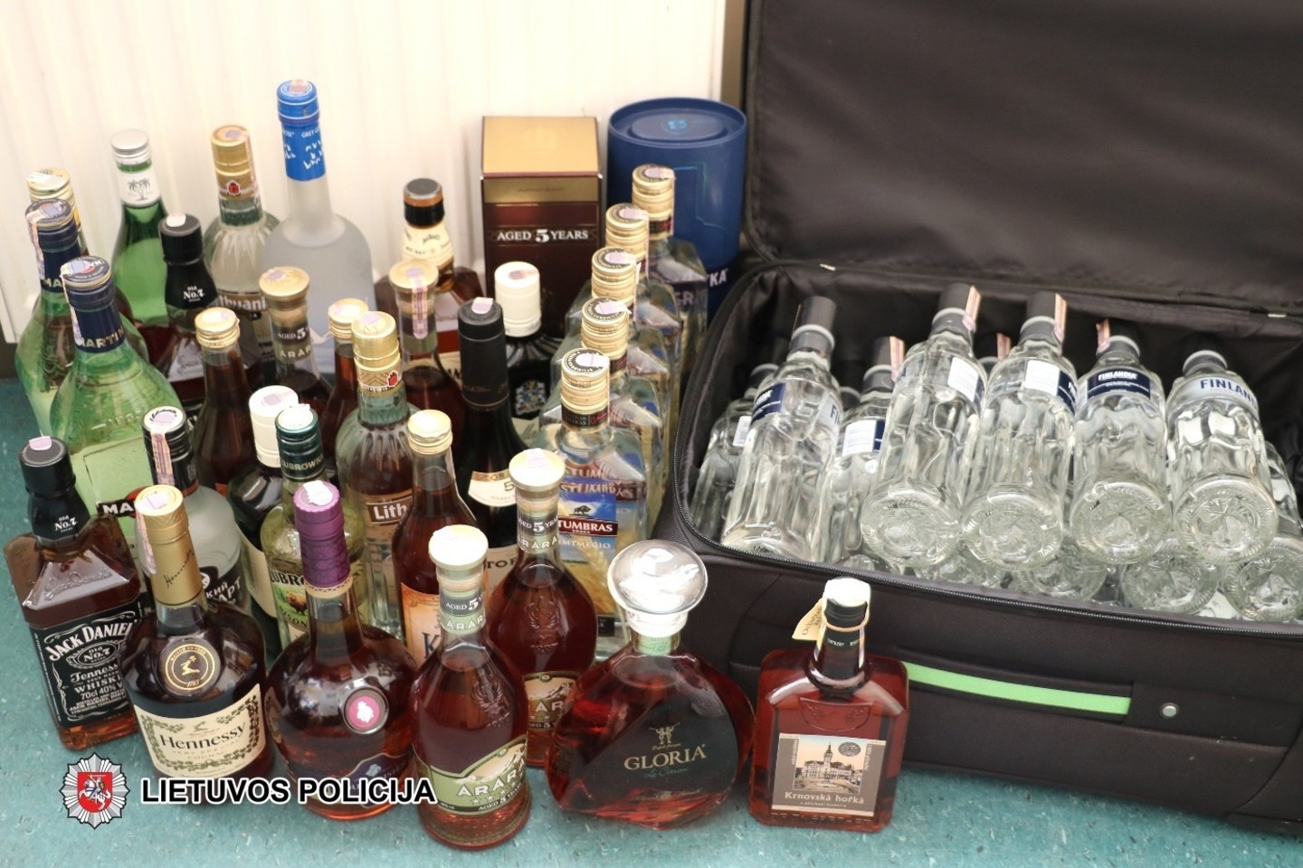 Telšių policija sulaikė jauną vyrą, įtariamą alkoholio vagyste.