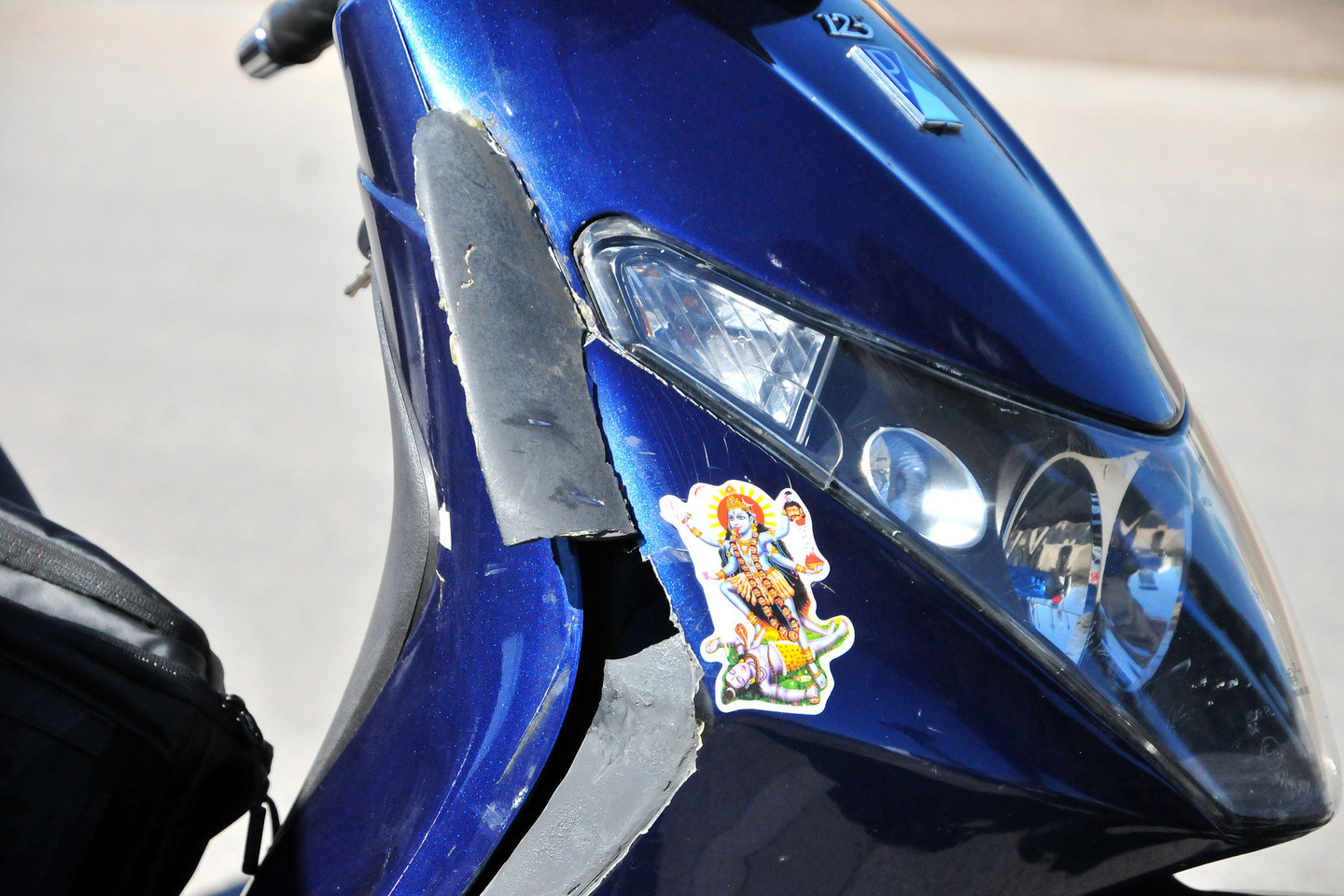 Nepilnametis motorolerio vairuotojas susidūrė su traktoriumi.