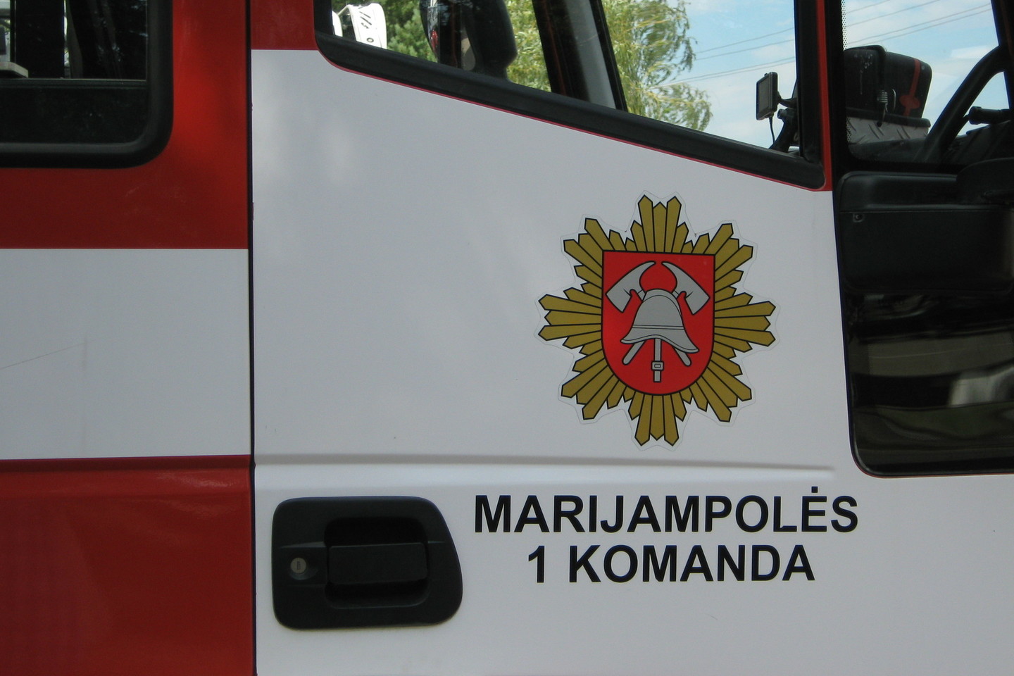 Marijampolės ugniagesiai nuslopino gaisrą automobilių remonto dirbtuvėse ir apsaugojo gretimus pastatus.<br>L.Juodzevičienės asociatyvi nuotr.